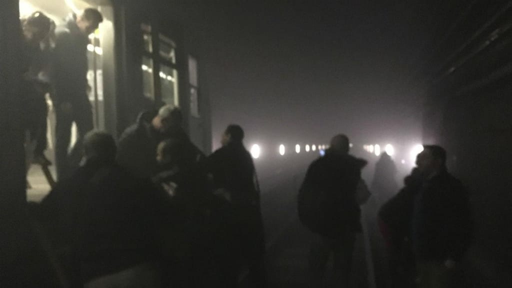 Pessoas a sair do metro em Bruxelas, depois do atentado em Malbeek (Reuters)
