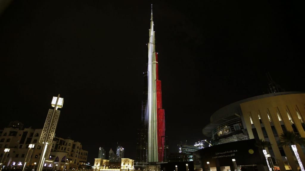 Burj Khalifa, o maior edifício do Dubai, iluminado por Bruxelas (EPA)