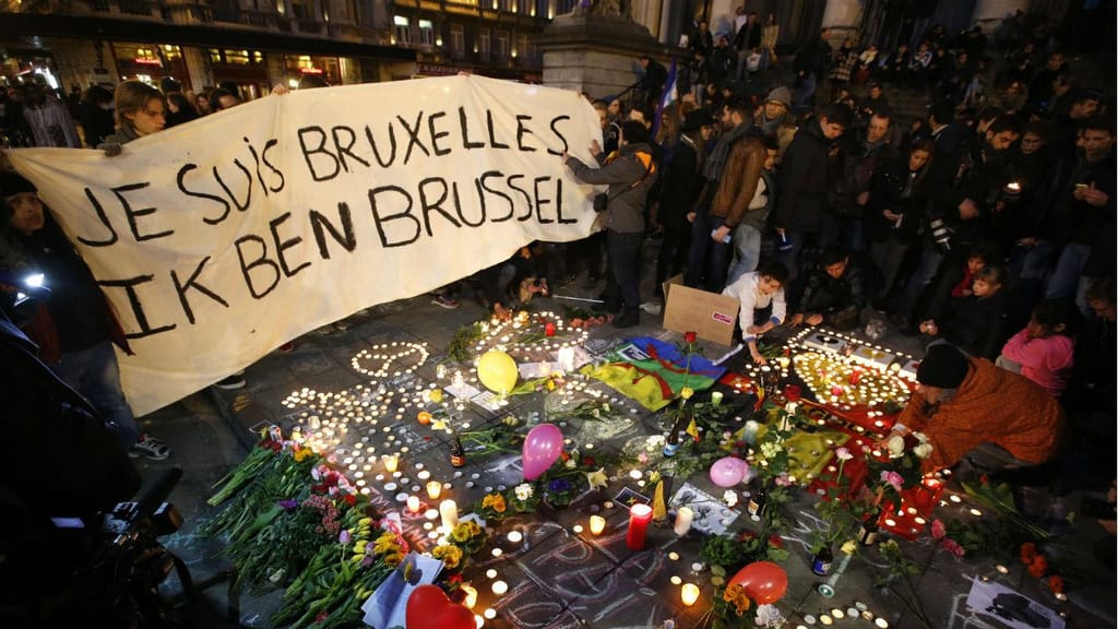 Homenagem às vítimas dos ataques em Bruxelas. Na faixa lê-se "Sou Bruxelas" em francês e em flamengo [Foto: Reuters]
