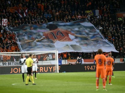 Vídeo: Holanda-França parou aos 14 minutos para homenagem a Cruijff - TVI