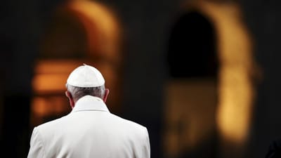 Papa diz que governos que "metem parentes nos cargos" podem ser corruptos - TVI