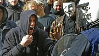 Tensão entre extrema-direita e polícia de choque em Bruxelas - TVI