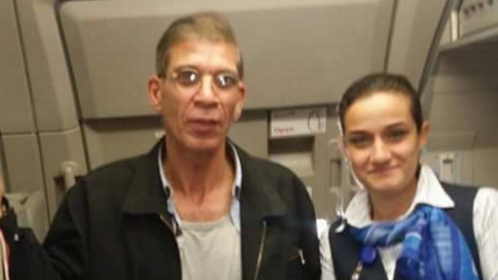 Hospedeira também tirou foto com sequestrador do avião da Egyptair 