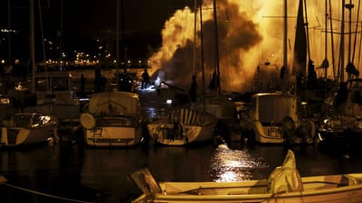 Jovem ferido com gravidade no incêndio que destruiu três barcos na doca de Belém - TVI