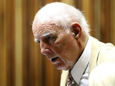 Ténis: Bob Hewitt saiu da prisão na África do Sul aos 80 anos - TVI