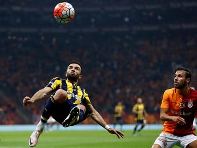 Assistência de Nani, bis de Van Persie e Fenerbahçe a três pontos do Besiktas - TVI