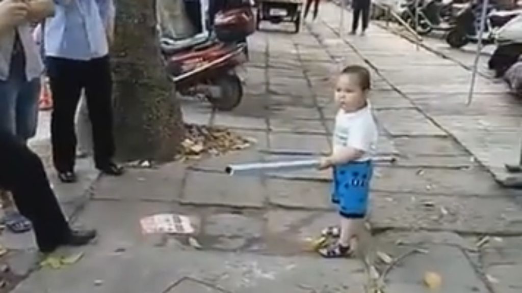 Criança chinesa defende a avó da polícia com um cano de aço