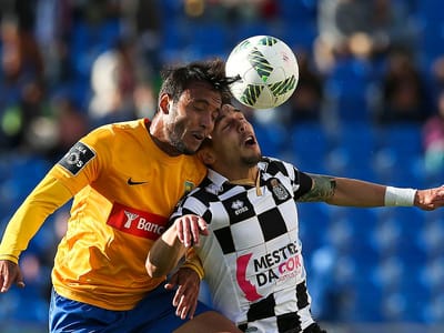 Boavista acusa: «A equipa é rasteirada grosseiramente pelo árbitro» - TVI