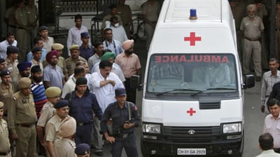 Autocarro cai de uma ponte e faz pelo menos 16 mortos na Índia - TVI