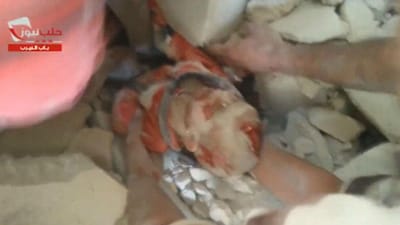 Vídeo mostra resgate dramático de bebé em Aleppo - TVI