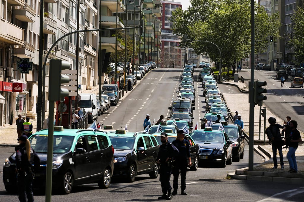 Protesto dos taxistas contra a Uber no país