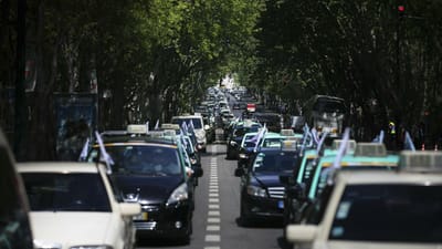 Taxistas já agendaram novo protesto para 'acelerar' contra a Uber - TVI