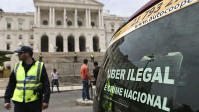 Taxistas exigem apreensão dos carros da Uber - TVI