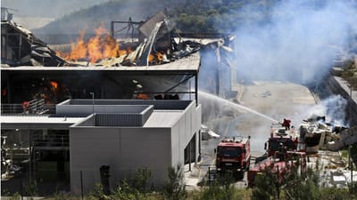 Dominado incêndio na fábrica de papel em Vila Velha de Ródão - TVI