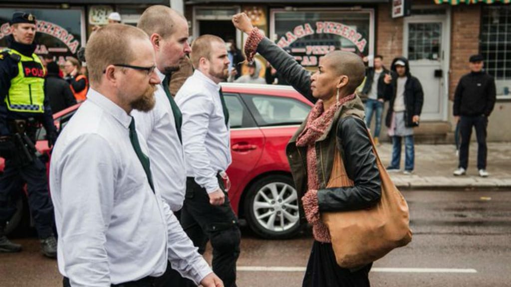 Mulher negra protesta frente a 300 neonazis