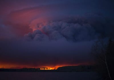 Canadá: gigantesco incêndio continua fora de controlo - TVI