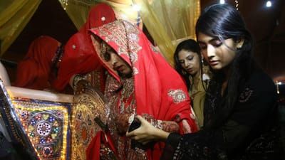 Casamento em massa junta 135 casais no Paquistão - TVI