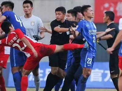 Violência na China: equipa de Ramires atacada no final de um jogo (vídeo) - TVI