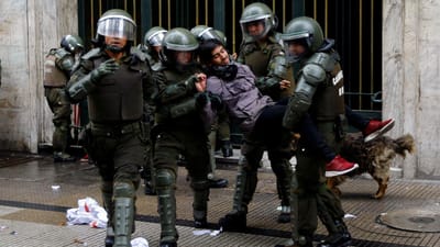 Estudantes revoltados enfrentam polícia no Chile - TVI