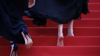 Quem se atreveu a andar descalço na passadeira vermelha de Cannes? - TVI