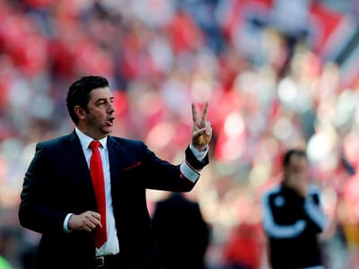 Rui Vitória e o futuro: «Sou treinador do Benfica, satisfeitíssimo» - TVI