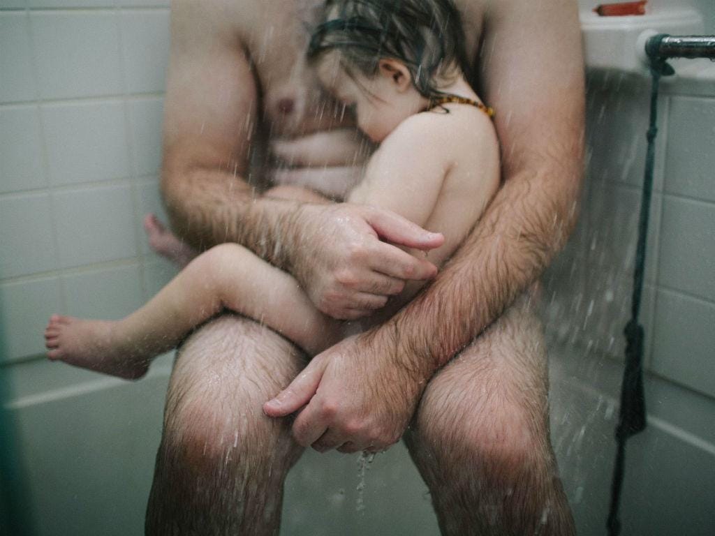 Thomas Whitten com o filho doente no banho