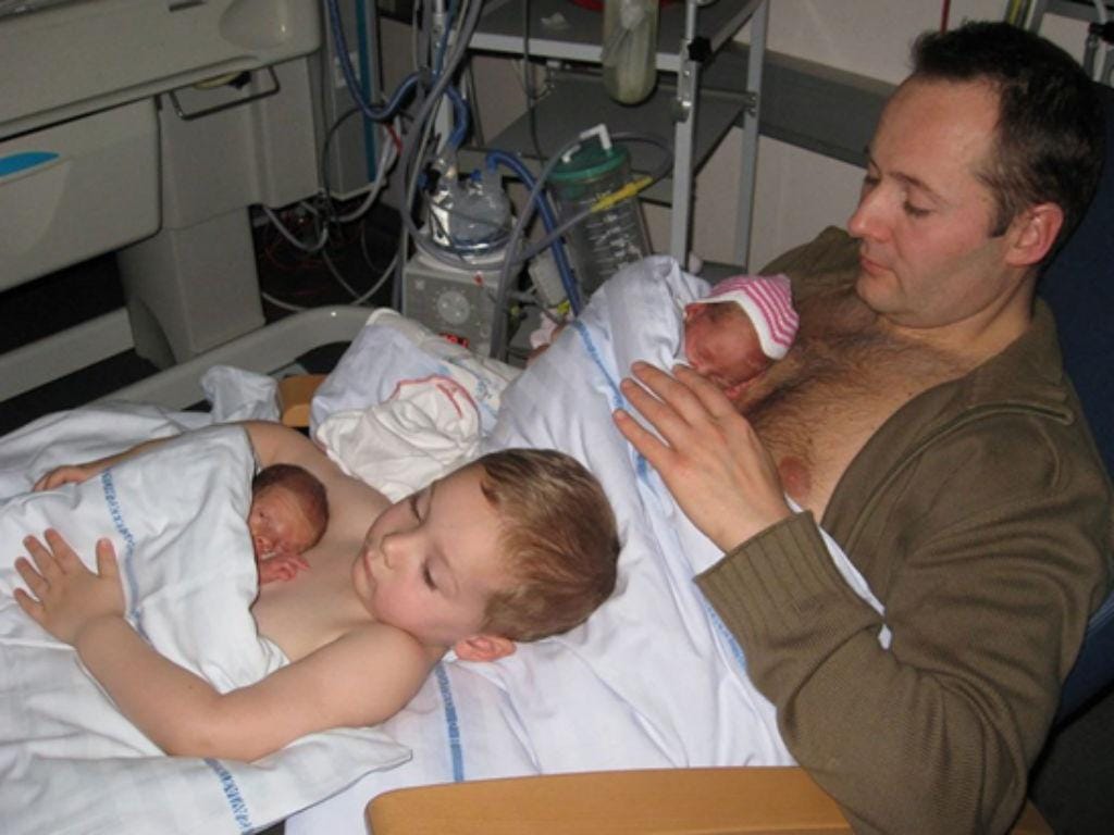 Pai e filho fazem em contacto pele a pele com gémeos prematuros