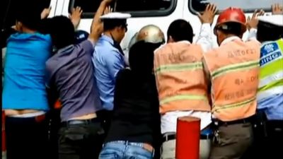 China: 20 pessoas levantam carrinha para salvar mulher - TVI
