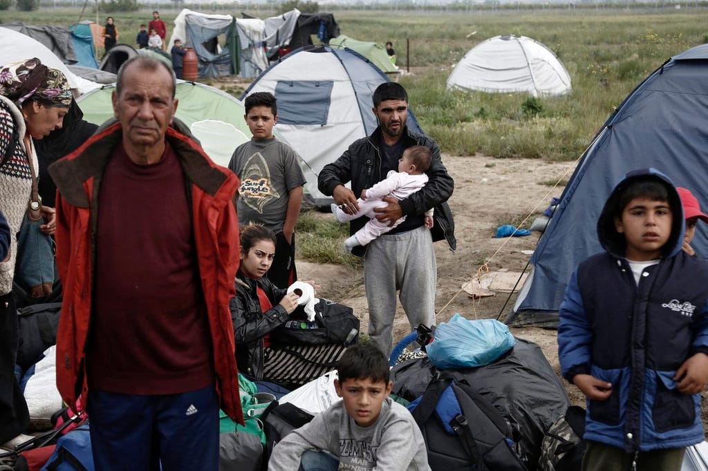 Refugiados retirados da fronteira entre a Grécia e a Macedónia