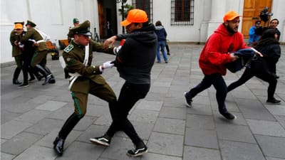 Estudantes chilenos invadem palácio presidencial em protesto - TVI