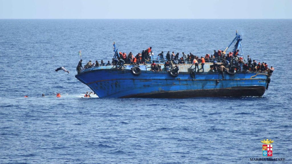 Barco superlotado vira no Mediterrâneo