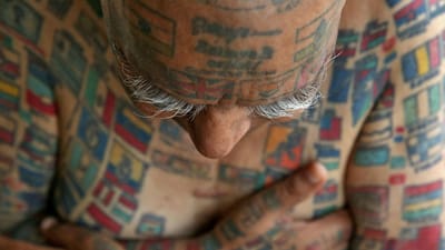 Guiness: homem remove todos os dentes e tatua 366 bandeiras - TVI