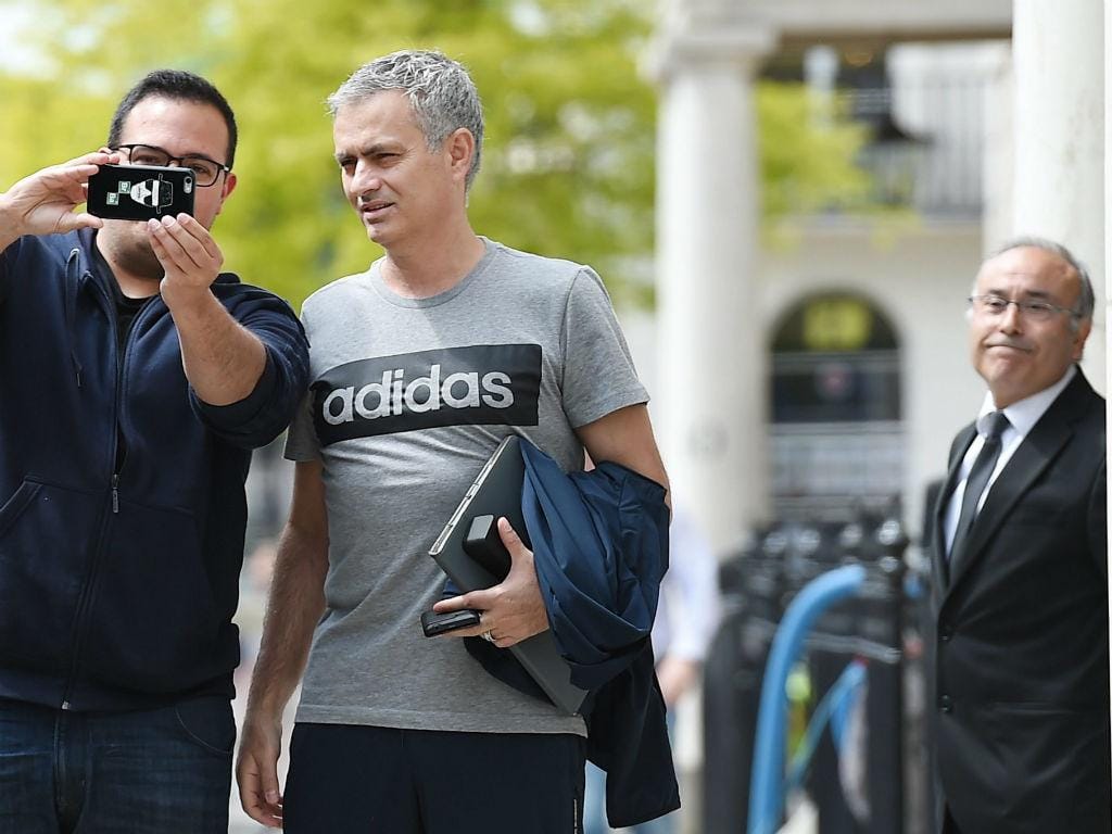Mourinho em Londres, depois do anúncio oficial do ManUtd