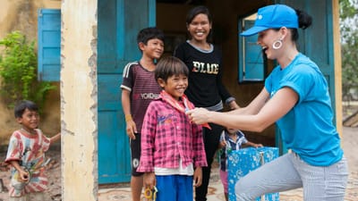 Katy Perry visita crianças no Vietname - TVI