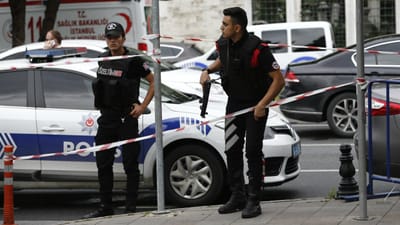 Homem pontapeou mulher por usar calções demasiado curtos em Istambul - TVI