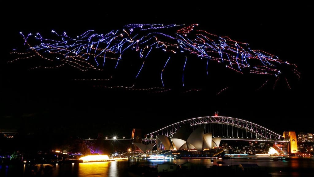 Uma centena de drones iluminados pairam sobre a Opera de Sydney, na Austrália
