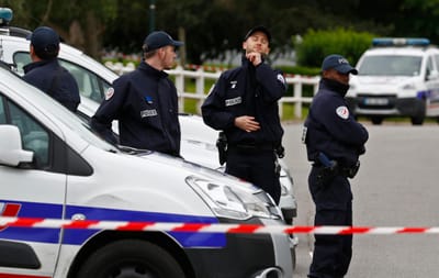 Polícia e mulher mortos por um vizinho nos arredores de Paris - TVI