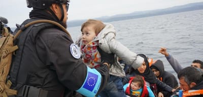 Grávida e idoso entre os 17 migrantes salvos pela GNR no mar Egeu - TVI