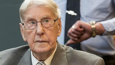 Ex-guarda de Auschwitz condenado a cinco anos de prisão - TVI
