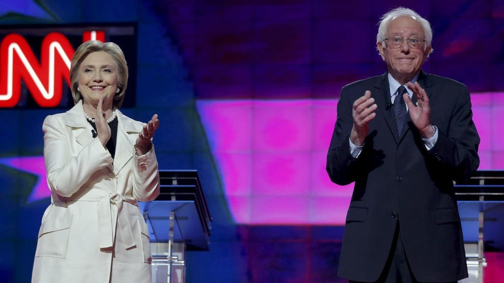 Hillary Clinton e Bernie Sanders no final do debate promovido pela CNN