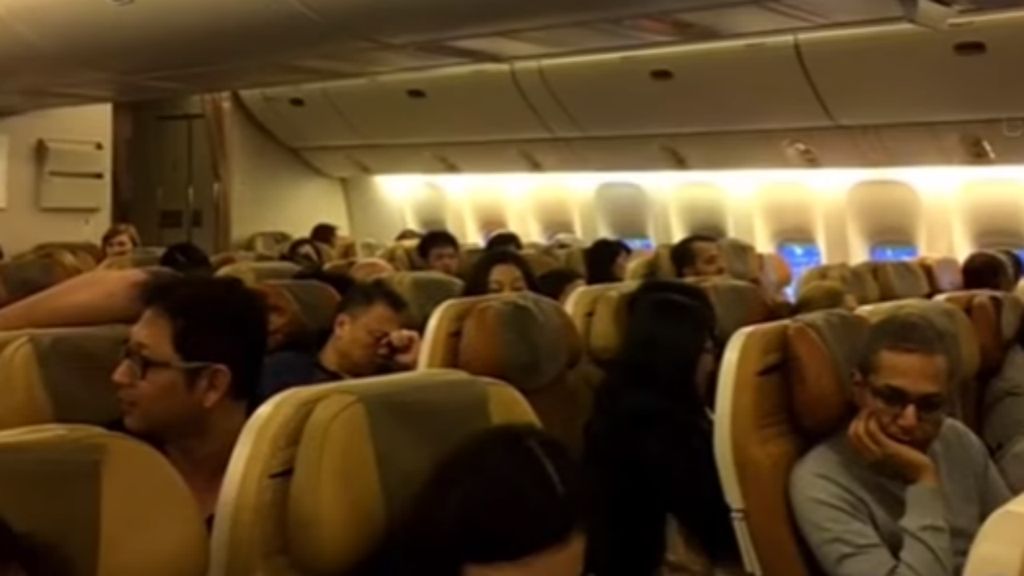 Passageiro filma momento em que asa de avião da Singapore airlines se incendeia