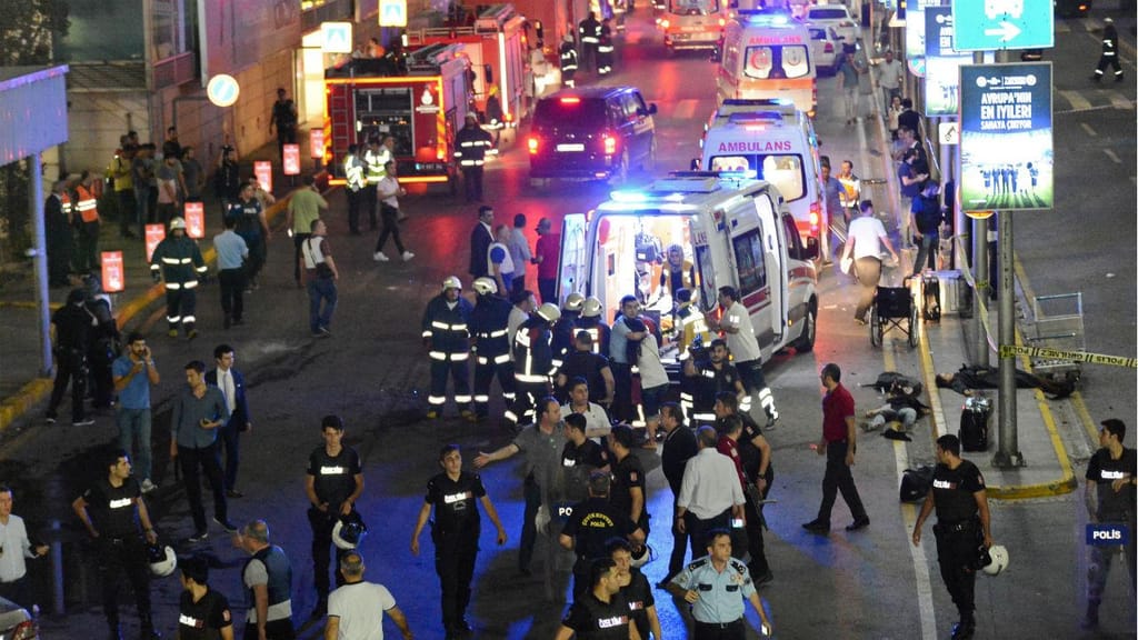 Duas explosões no aeroporto de Istambul