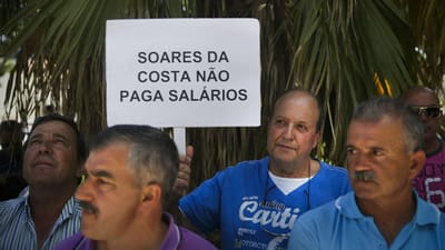 Trabalhadores da Soares da Costa à porta do ministério do Trabalho - TVI