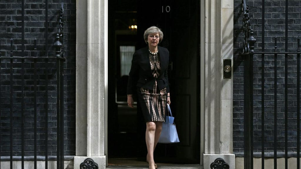Theresa May, candidata do Partido Conservador, sai da residência oficial do primeiro-ministro