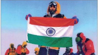 Fotografia de casal no pico do Evereste sob investigação - TVI
