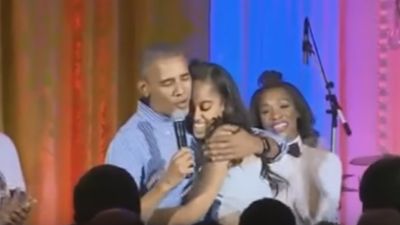 Obama canta parabéns à filha para a "envergonhar" - TVI