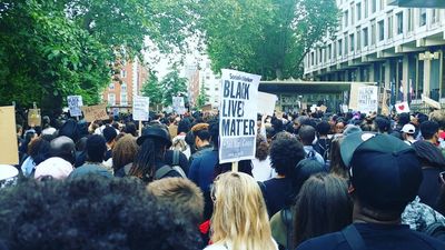 Centenas de pessoas protestam em Londres contra racismo - TVI