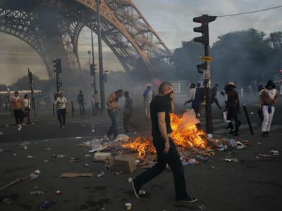Incidentes junto à fan zone da Torre Eiffel, polícia usa gás lacrimogéneo - TVI