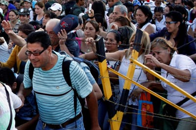 Venezuela deixa milhares pessoas irem à Colômbia comprar comida - TVI
