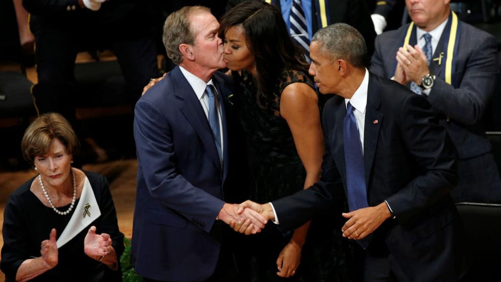 Casal Obama e George W. Bush presente no memorial aos polícias mortos em Dallas